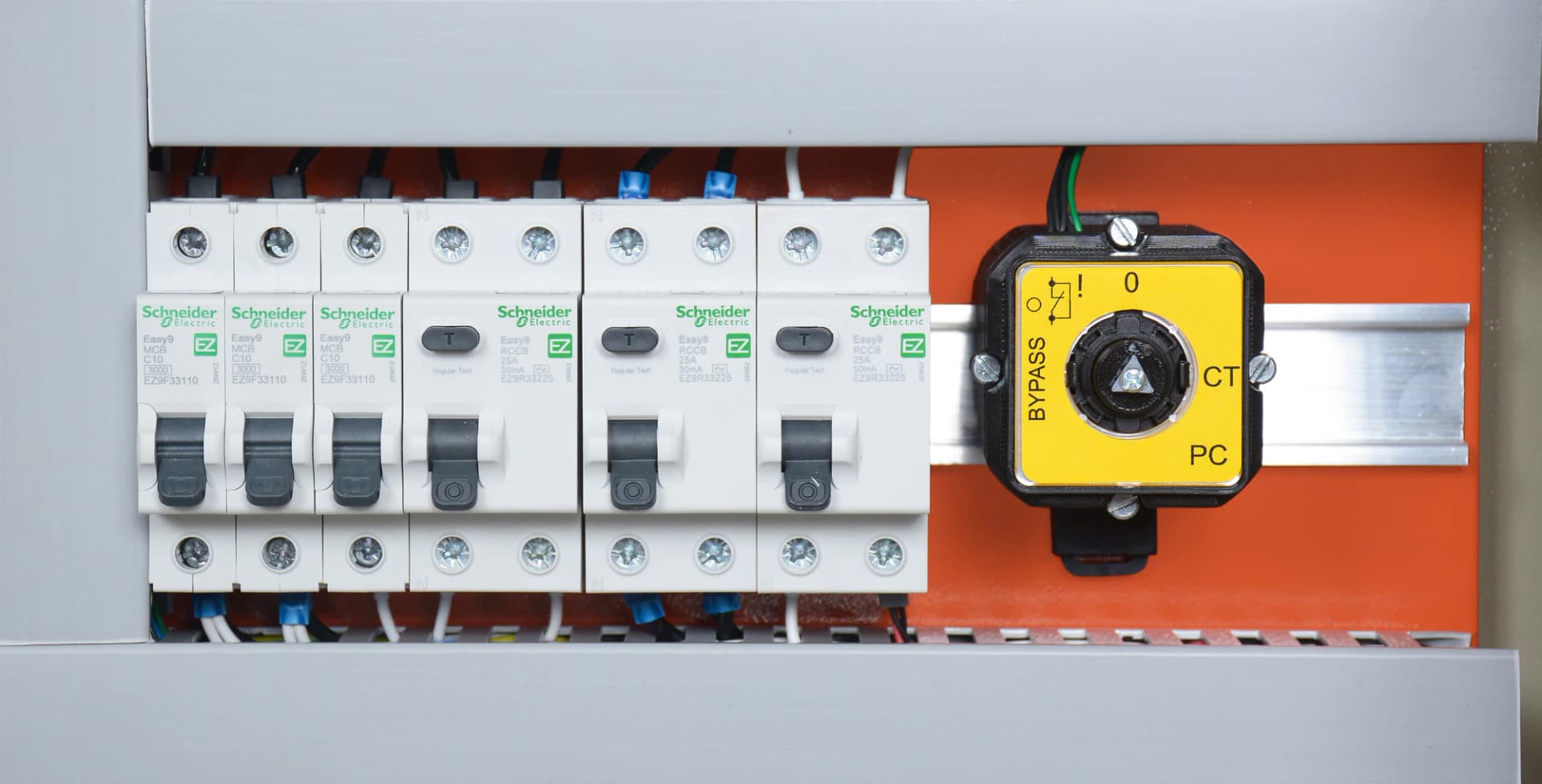 Detalhe dos disjuntores DR e da chave de bypass do quadro NBR 16858