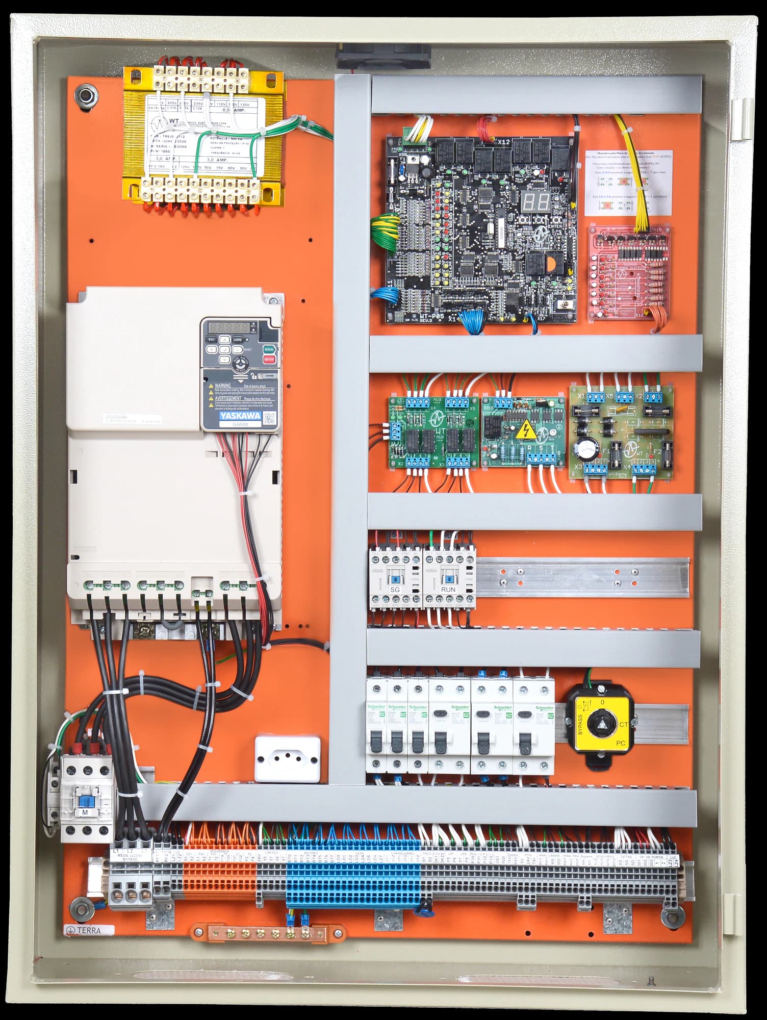 Quadro de comando NBR 16858 aberto visto de frente